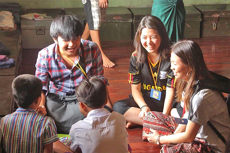 写真：大学時代、ミャンマーの児童養護施設にて