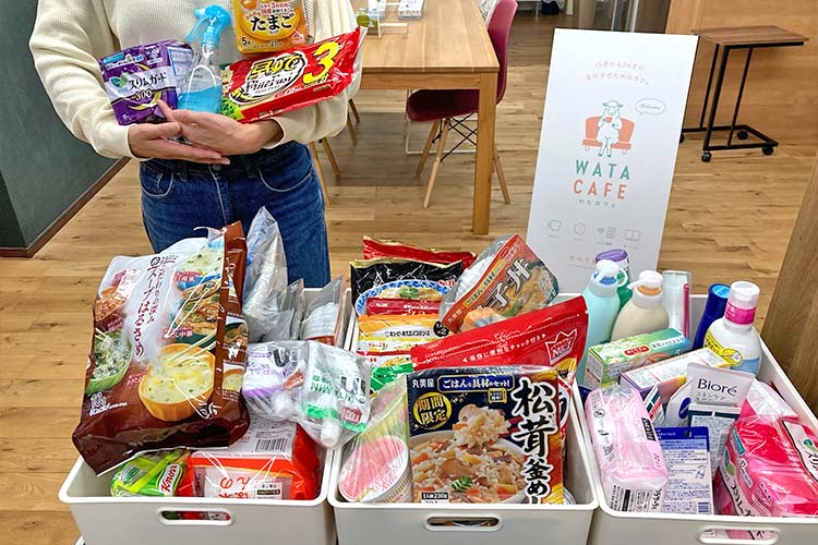 写真:生活応援品と食事セット(日本)