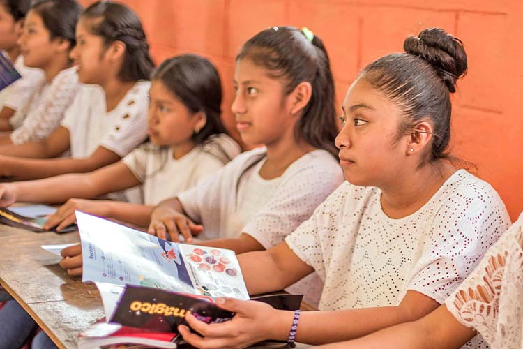 写真:中学校進学のための奨学金(グアテマラ)