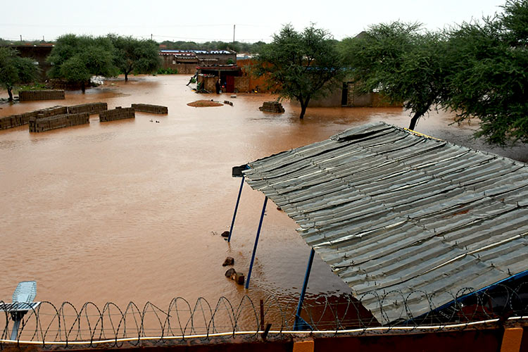 写真：洪水で水浸しになった村（ニジェール）