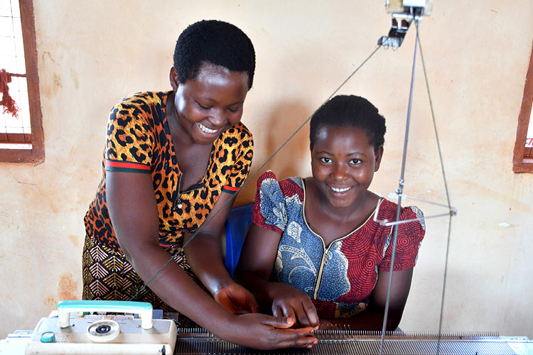 写真：編み物の技術を学ぶ女の子（タンザニア）