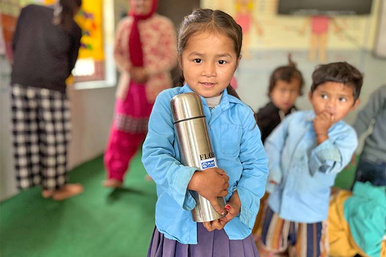 写真：ギフトのアルミ製水筒を持った女の子（ネパール）