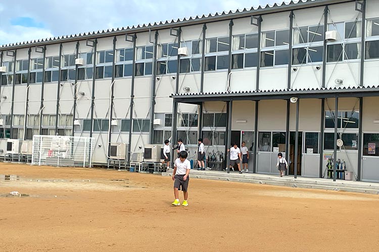 写真：仮設校舎