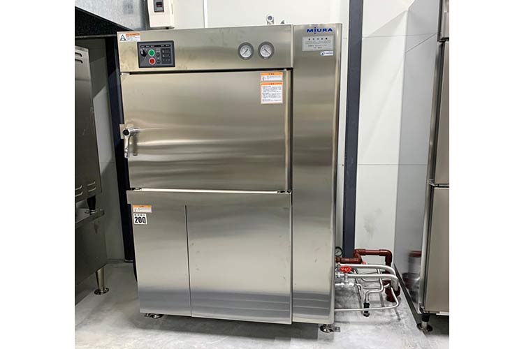 写真：新たに導入した食中毒の予防に有効な真空冷却器