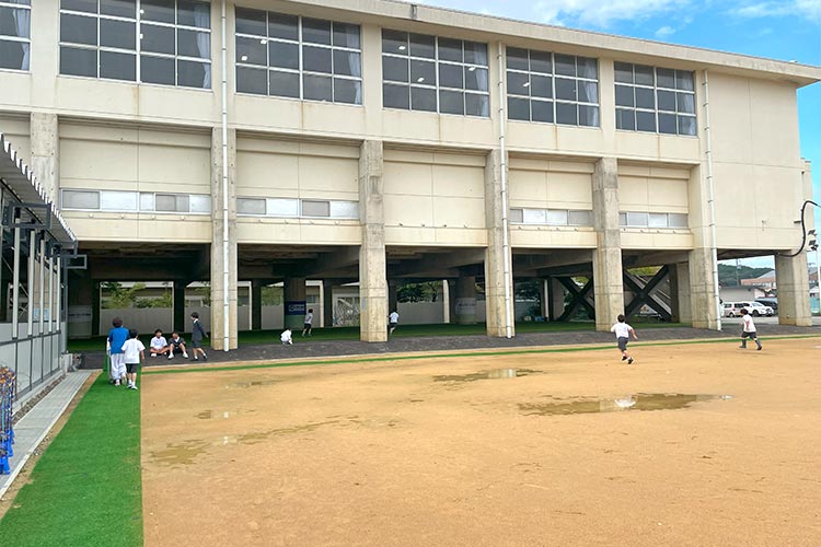 写真：体育館の1階部分を整地して人工芝を敷設