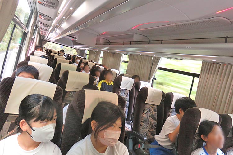 写真：遠足に向かうバスのなかで（小学校遠足）