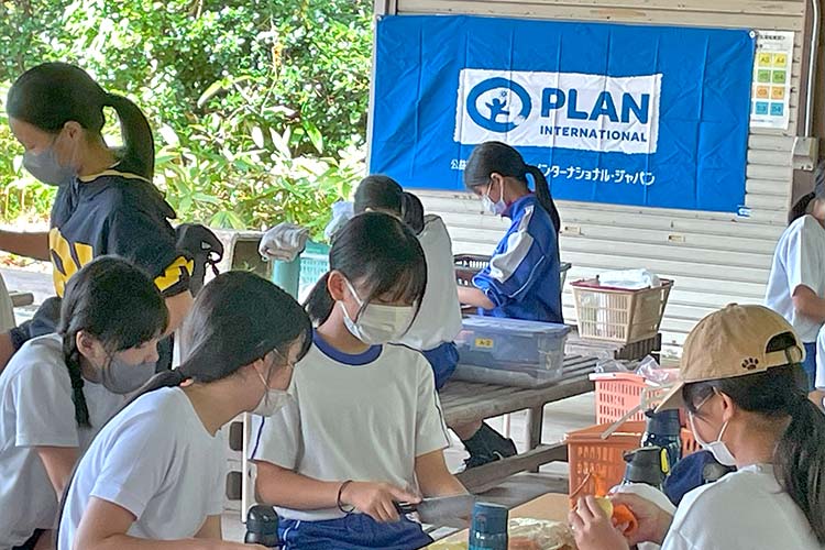 写真：調理に夢中の生徒たち（小学校遠足）