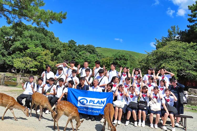 写真：鹿と一緒に（中学校修学旅行）