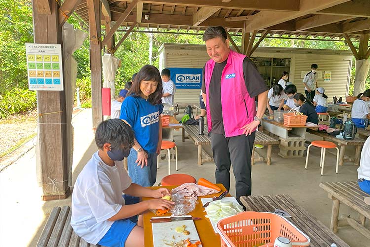 写真：5年生の遠足を視察（左から山形職員、同行した倉内職員）