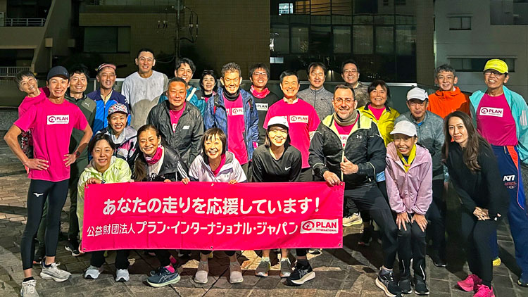 写真：増田明美さん、ランナーの方々と記念撮影