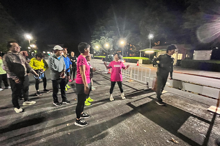 写真：レベル別に分かれてインターバル走