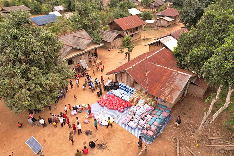 写真：農村にて物資配布の様子