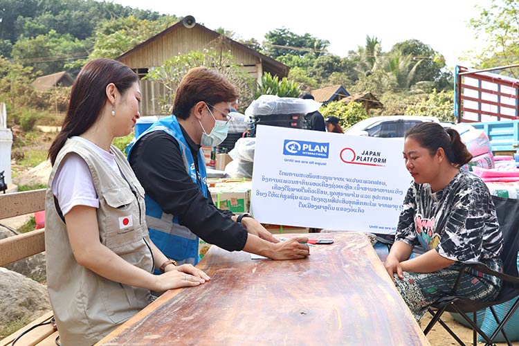 写真：物資を支給する際には物資の説明とともにサインをもらう