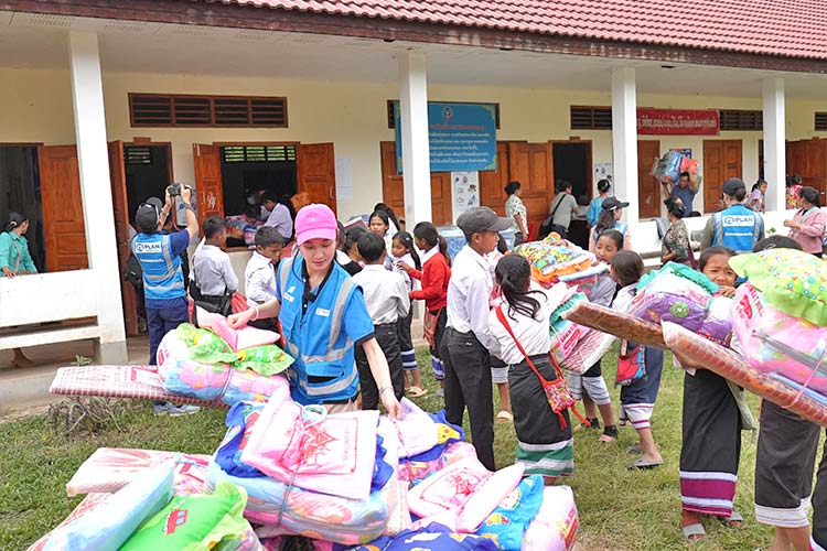 写真：寄宿舎で生活をする学生にマットレスや枕などを配布