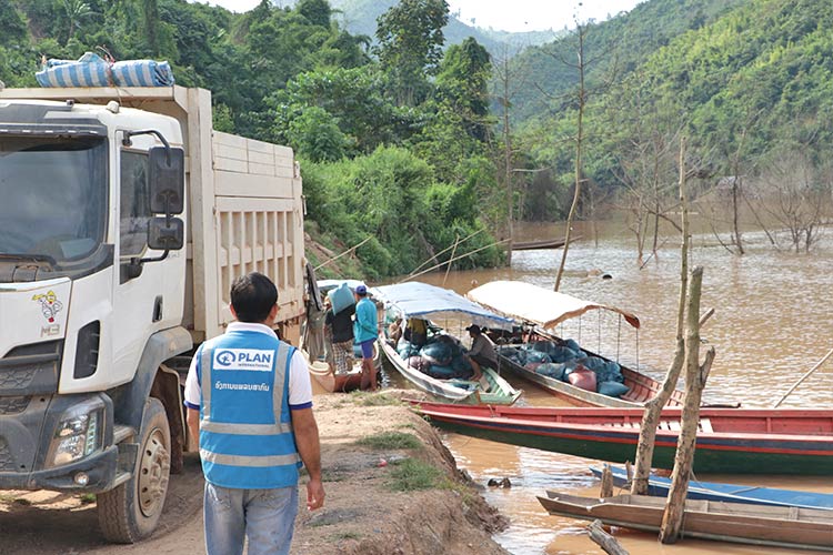 写真：車でアクセスできない村には船で物資を輸送