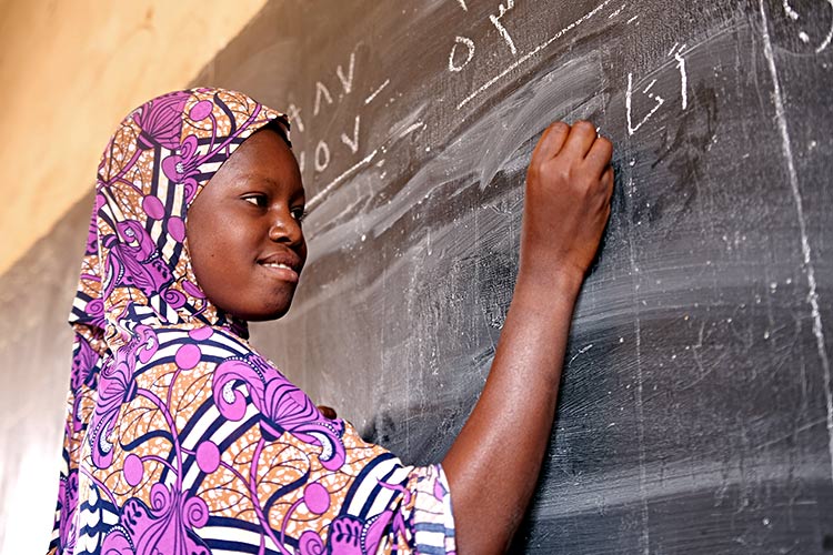 写真：教師を目指して勉強に励む女の子（マリ）