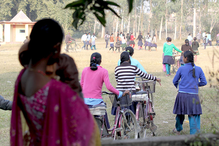 写真：通学する姿を見つめる16歳の女の子（ネパール）