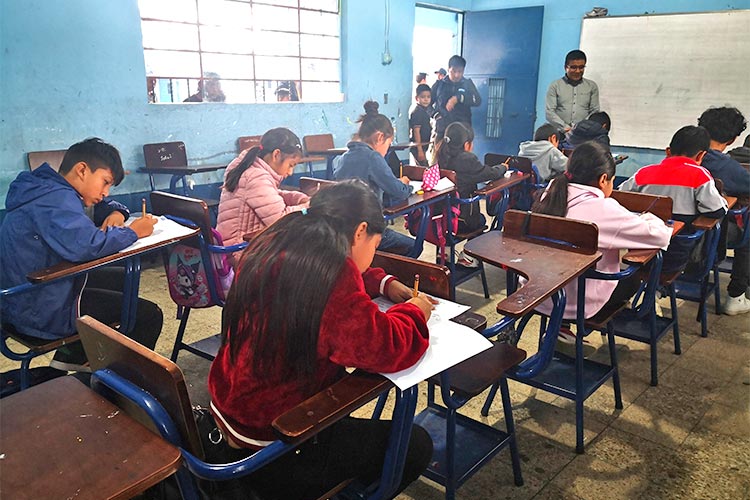 写真：対象市内約5,000人の小学生から選ばれた成績優秀者が真剣に問題に挑戦