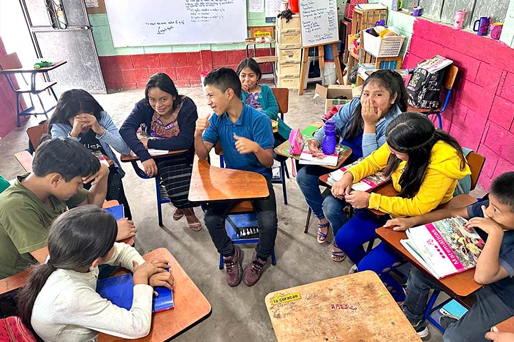 写真：読書後にグループで図書の内容を議論する子どもたち