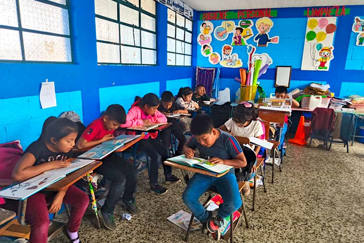 写真：推薦図書を読む子どもたち