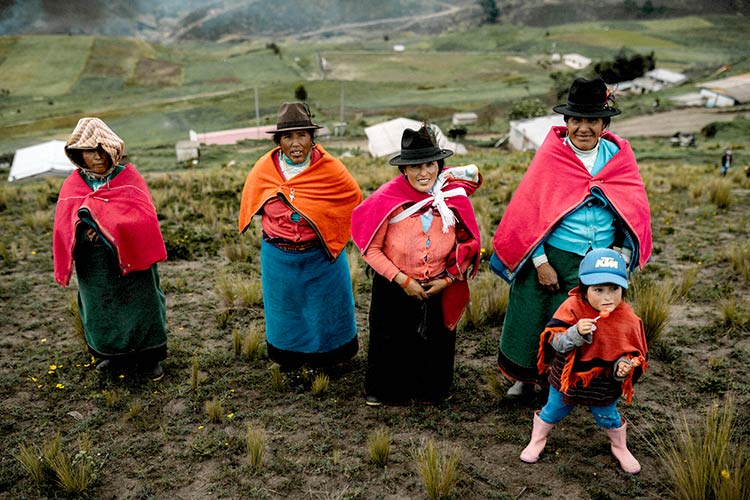 画像：栽培研修を受ける先住民族（エクアドル）