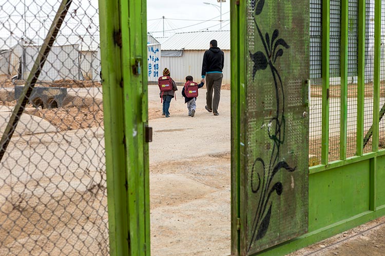 写真：難民キャンプで学ぶ子どもたち