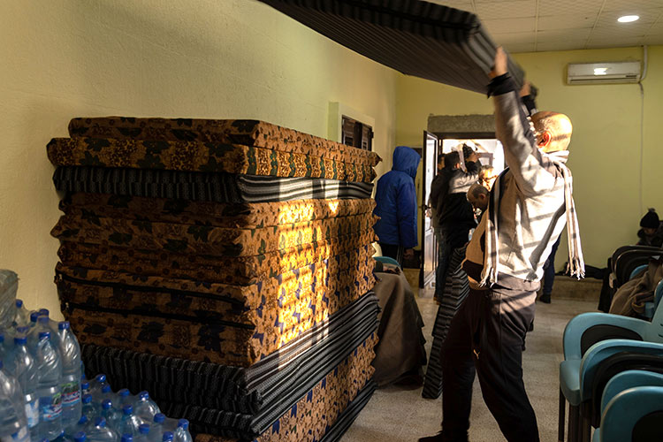 写真：被災者に緊急支援物資を支給