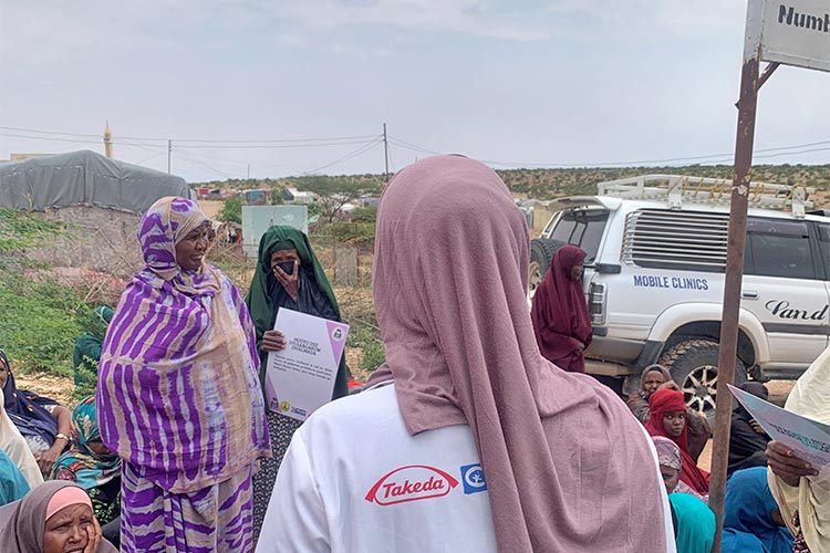 写真:啓発セッションを受ける女性たち