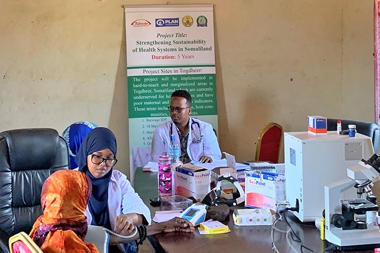 写真:巡回診療で診察を受ける女性たち