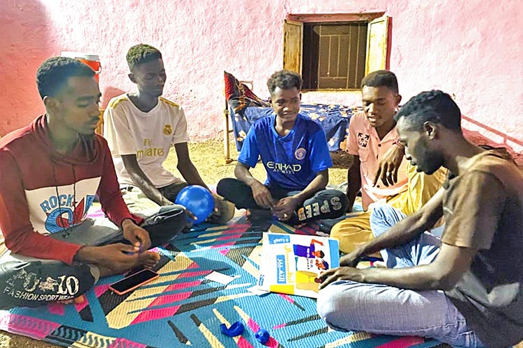 写真：男性としてできることを真剣に話し合う若い男性たち