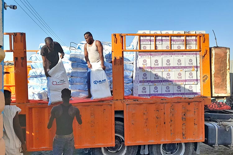 写真：トラックの荷台に食料セットを積み込んでいるところ