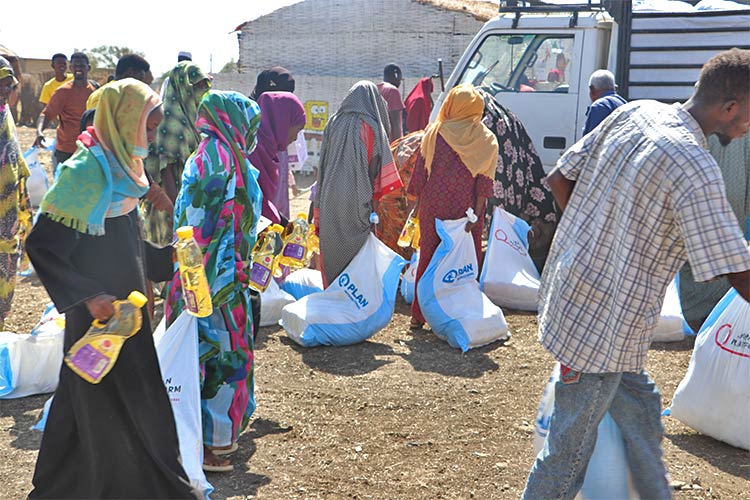 写真：「食料セット」を受け取った避難民の人々