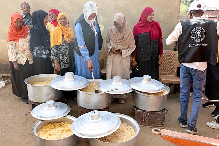 写真：女性たちが調理した大鍋の炊き出し