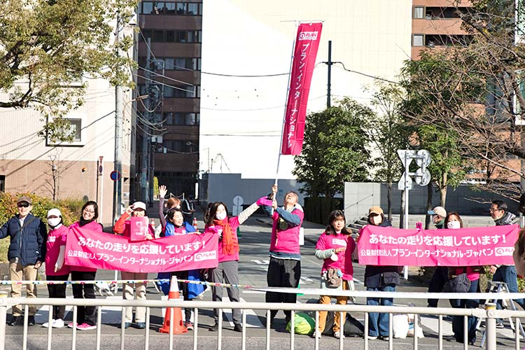 写真：ピンクののぼりが目印