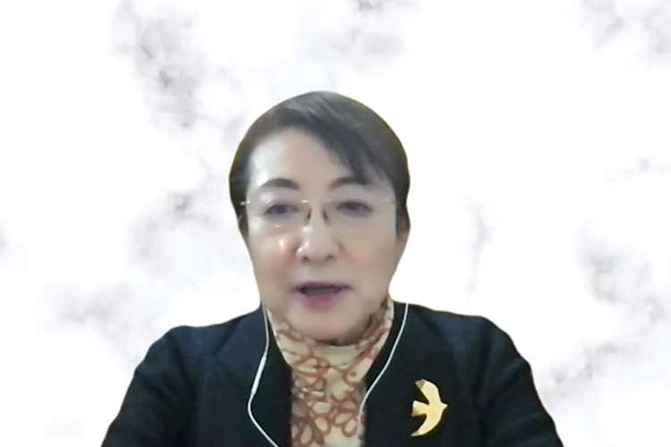 写真：開会の挨拶をする三輪さん