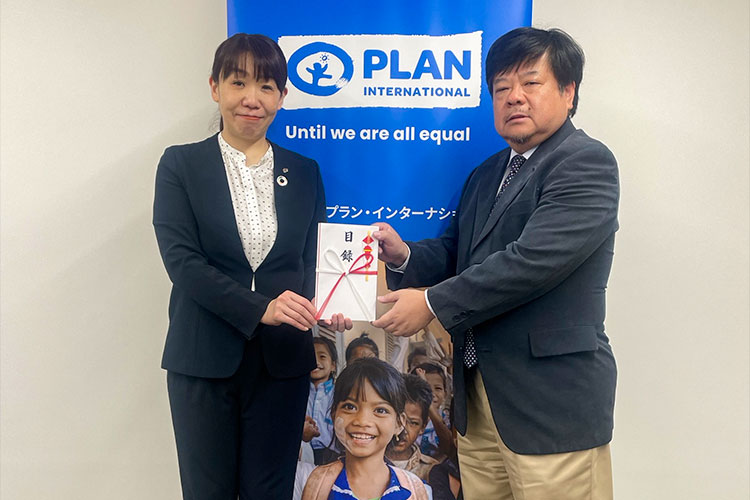 写真：ご寄付の目録を贈呈くださいました