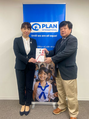 写真：ご寄付の目録を贈呈くださいました