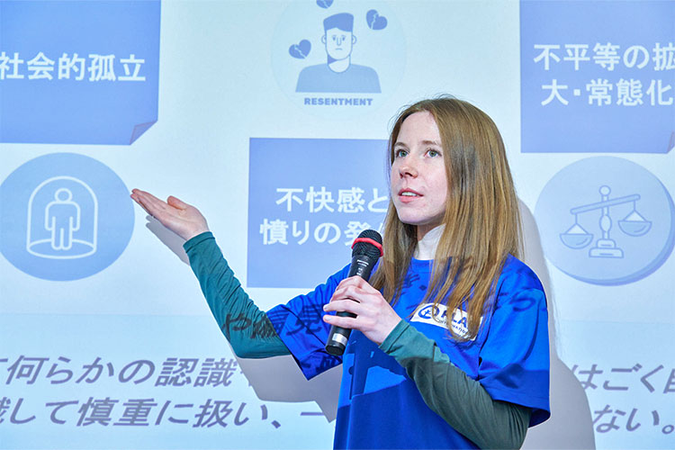 写真：プレゼンテーションするアンナ職員