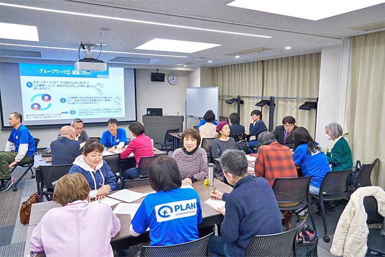 写真：少人数のグループに分かれてディスカッション