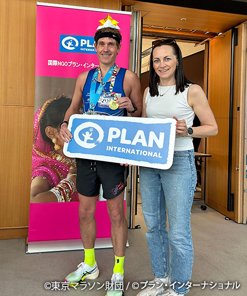 フィニッシュ後のラウンジ前で