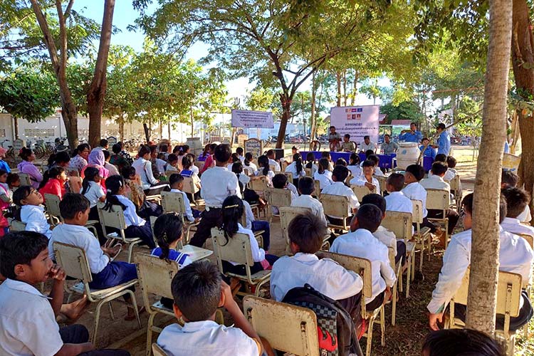 写真：衛生デーの様子。校庭に集合し、屋外で開催