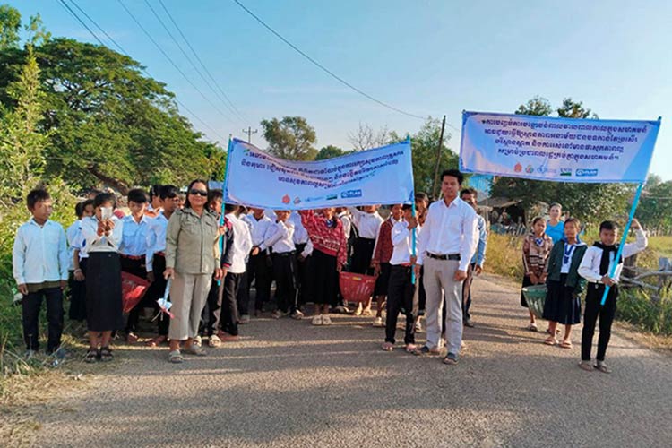 写真:学校の敷地外で路上のごみ拾いをスタート