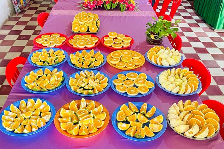 写真：給食用に保護者から提供されたフルーツ