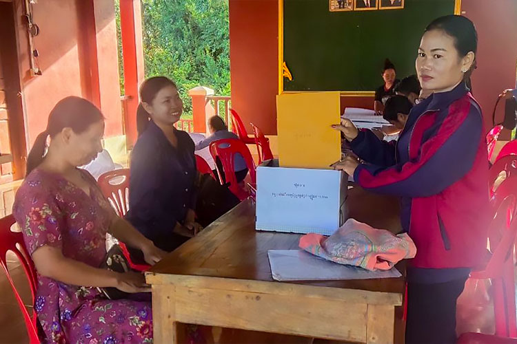 写真：入札の様子。女性経営者も増えています