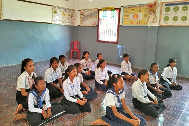 写真:毎月の献立検討会議の様子。来月の給食をどんな献立にするか皆で考えます