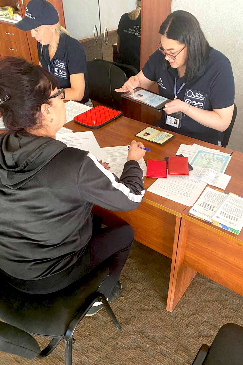 写真：クロマトロスク地区内人道支援センターでの登録の様