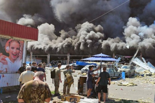 写真：事務所からわずか数キロの建物に砲撃が