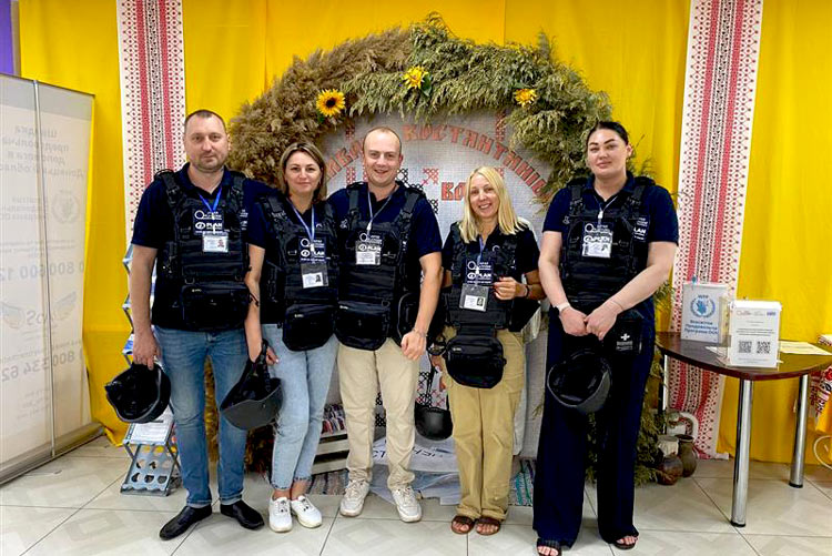 写真：空爆の危険のなか退去を延期して最後まで従事してくれた現地提携団体スタッフ