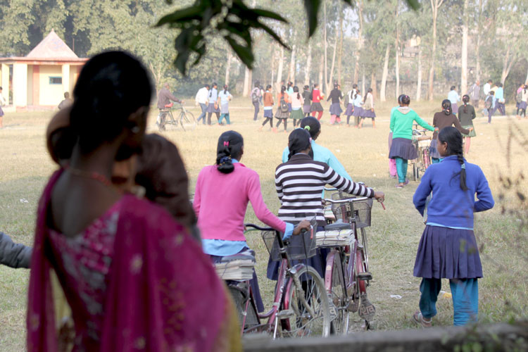 写真：通学する姿を見つめる16歳の若い母親（ネパール）