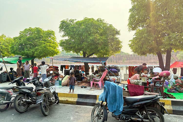 写真：路上で避難生活を送る家族たち